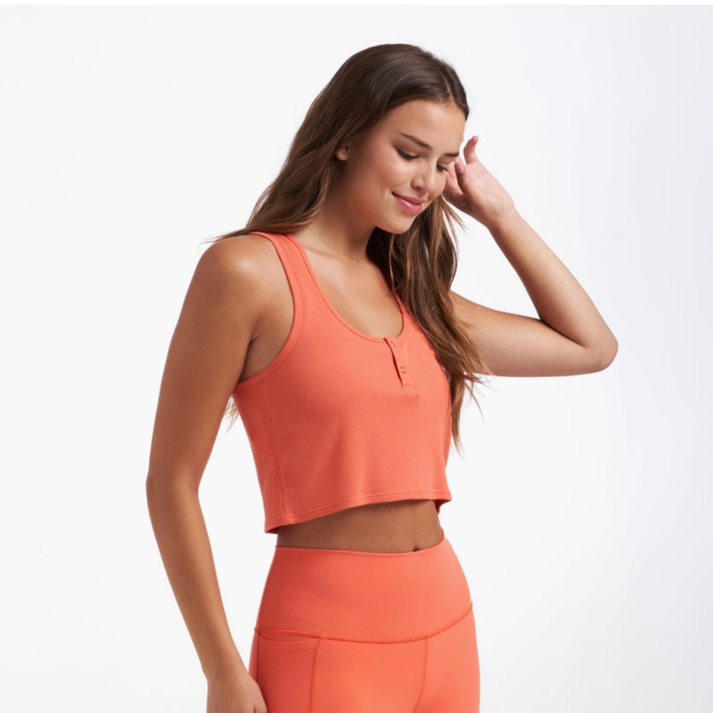Vuori Cove Crop Tank in Grapefruit
